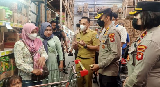 Polres Melakukan Inspeksi Terhadap Stock Minyak Goreng, Selasa (22/03/2022), (V24/Dedi)