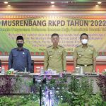Pemerintah Kabupaten Berdiri di Depan Kamera, Selasa (22/03/2022), (V24/Reza)
