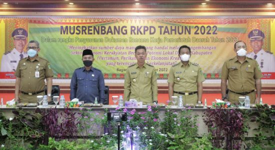 Pemerintah Kabupaten Berdiri di Depan Kamera, Selasa (22/03/2022), (V24/Reza)