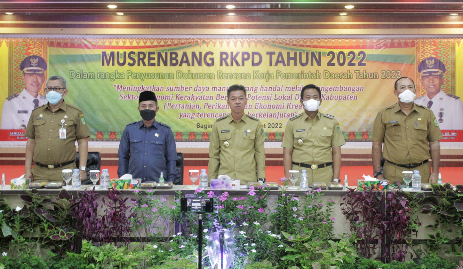 Pemerintah Kabupaten Berdiri di Depan Kamera, Selasa (22/03/2022), (V24/Reza)