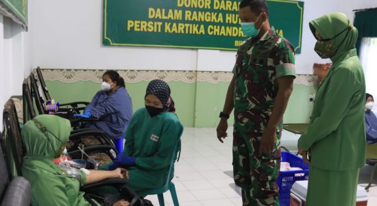 Ibu Persit Mendonorkan Darahnya Kepada yang Membutuhkan, Rabu (23/03/2022), (V24/Madli)