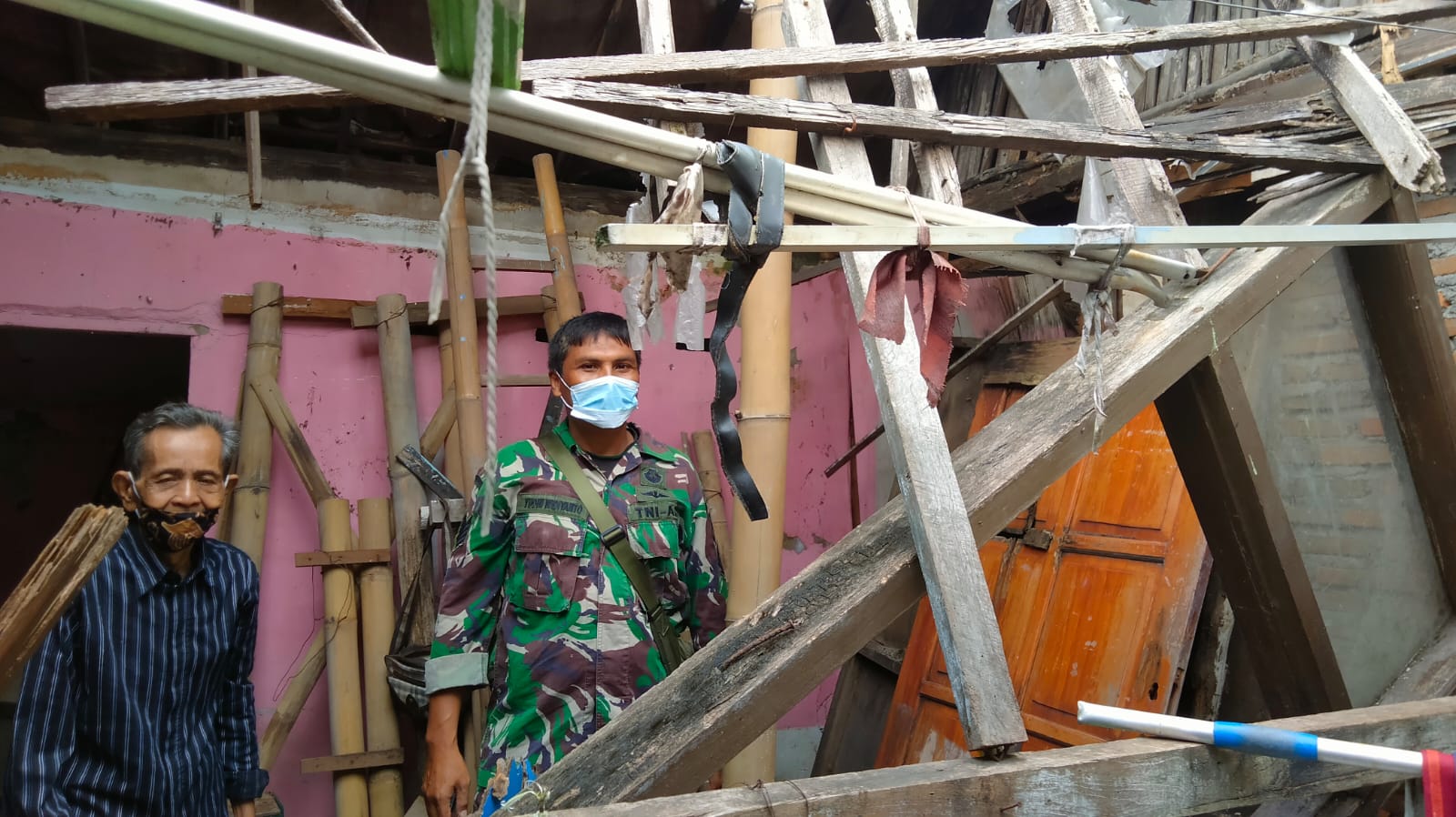 Bedah Rumah yang Lapuk Mendapatkan Bantuan, Rabu (23/03/2022), (V24/AL)