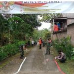 Masyarakat dan Babinsa Sedang Membersihkan Kampung dan Jalan, Kamis (24/03/2022), (V24/Amir)