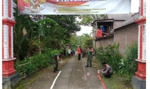 Masyarakat dan Babinsa Sedang Membersihkan Kampung dan Jalan, Kamis (24/03/2022), (V24/Amir)