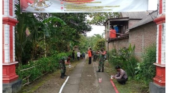 Masyarakat dan Babinsa Sedang Membersihkan Kampung dan Jalan, Kamis (24/03/2022), (V24/Amir)