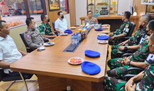 PM dan Polri Duduk Santai Sambil Berbincang, Selasa (22/03/2022), (V24/AL)