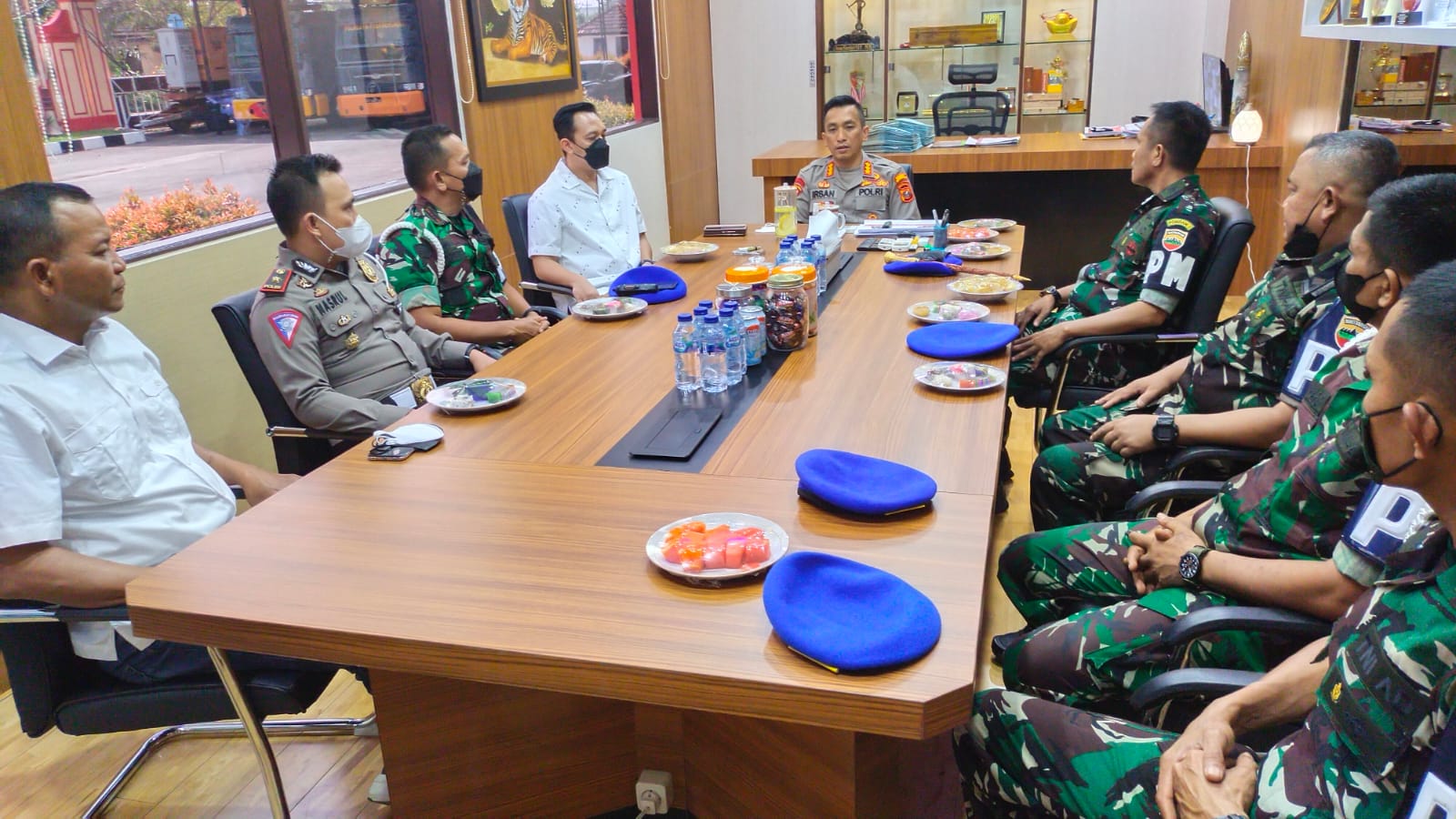 PM dan Polri Duduk Santai Sambil Berbincang, Selasa (22/03/2022), (V24/AL)