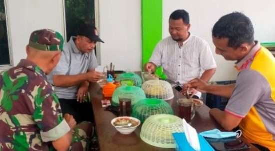 Makan Bersama Memang Nikmat Bersama Tokoh Masyarakat, Jumat (25/03/2022), (V24/AL)