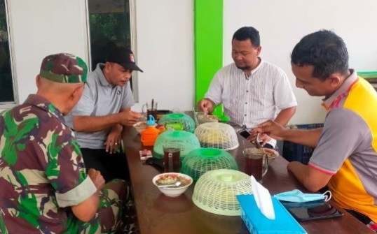 Makan Bersama Memang Nikmat Bersama Tokoh Masyarakat, Jumat (25/03/2022), (V24/AL)