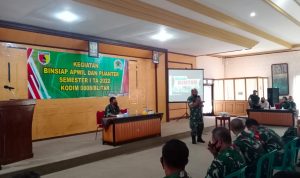 Prajurit Mendengarkan Bimbingan di dalam Ruangan, Kamis (24/03/2022), (V24/Madli)