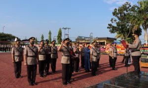 Polri Berbaris di Lapangan yang Panas, Kamis (24/03/22), (V24/Reza)