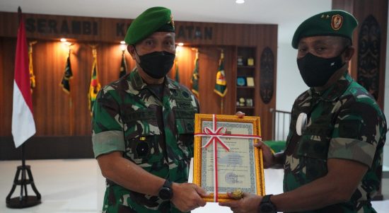 Bingkisan Dapat Berupa Penghargaan, Jumat (25/03/2022), (V24/AL)