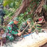 TNI Membantu Warga Mengolah Sagu di Hari yang Panas, Sabtu (26/03/2022), (V24/AL)