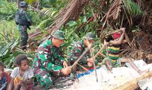 TNI Membantu Warga Mengolah Sagu di Hari yang Panas, Sabtu (26/03/2022), (V24/AL)
