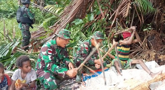 TNI Membantu Warga Mengolah Sagu di Hari yang Panas, Sabtu (26/03/2022), (V24/AL)