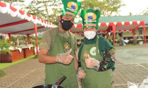 Persit Memasak Bareng Suaminya, Sabtu (26/03/2022), (V24/Dedi)