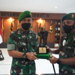 Beliau Diberi Penghargaan Atas Jasanya, Sabtu (26/03/2022), (V24/AL)