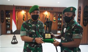 Beliau Diberi Penghargaan Atas Jasanya, Sabtu (26/03/2022), (V24/AL)