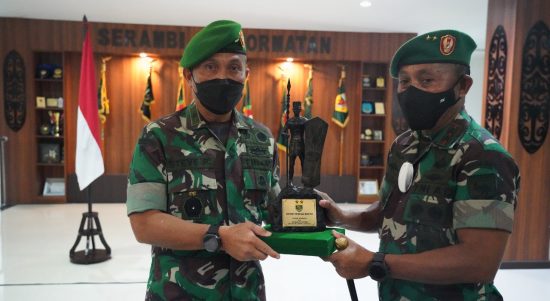 Beliau Diberi Penghargaan Atas Jasanya, Sabtu (26/03/2022), (V24/AL)