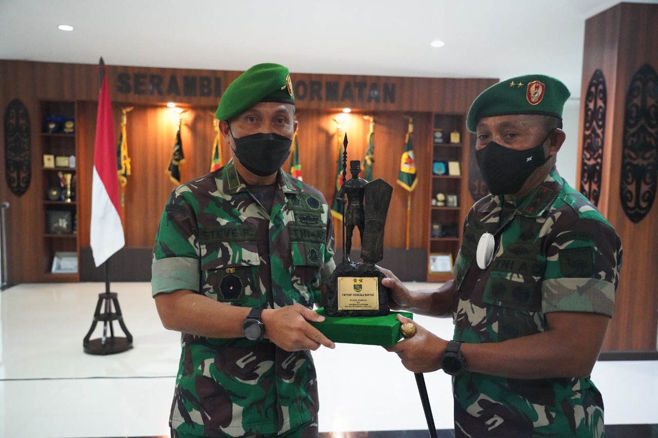 Beliau Diberi Penghargaan Atas Jasanya, Sabtu (26/03/2022), (V24/AL)
