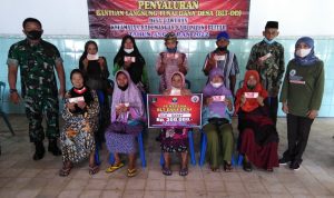 Sebanyak 126 Warga Mendapatkan Bantuan Uang Sebesar 300.000 Rp, Sabtu (26/03/2022), (V24/Madli)