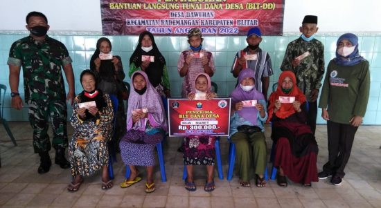 Sebanyak 126 Warga Mendapatkan Bantuan Uang Sebesar 300.000 Rp, Sabtu (26/03/2022), (V24/Madli)