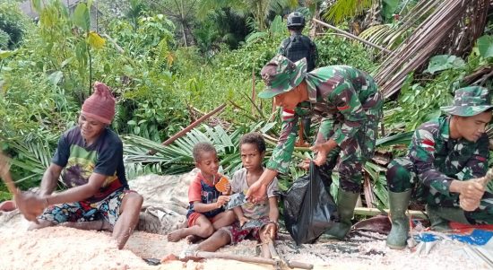 Sagu Menjadi Bahan Pokok Makanan Khas Papua, Sabtu (26/03/2022), (V24/AL)