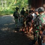 Satgas Akrab Dengan Warga Setempat, Sabtu (26/03/2022), (V24/AL)