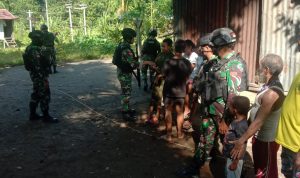 Satgas Akrab Dengan Warga Setempat, Sabtu (26/03/2022), (V24/AL)