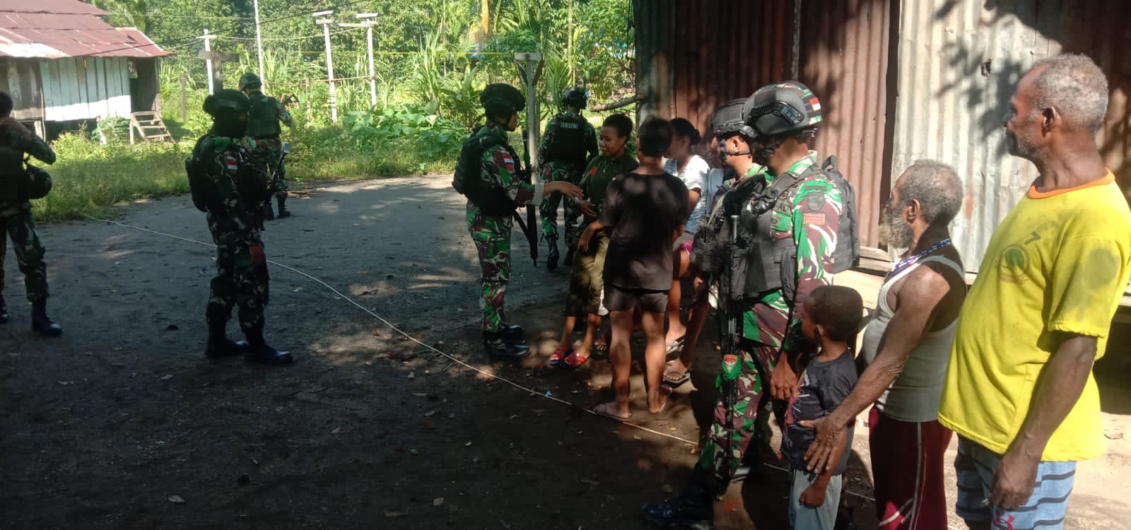Satgas Akrab Dengan Warga Setempat, Sabtu (26/03/2022), (V24/AL)
