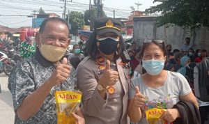 Polsek Juga Berikan Minyak Goreng Aman, Kini Imunitas Warga Medan Aman, Sabtu (26/03/2022), (V24/Jacky)