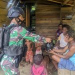 Satgas Memberikan Sembako dan Cemilan Kepada Warga, Minggu (27/03/2022), (V24/AL)