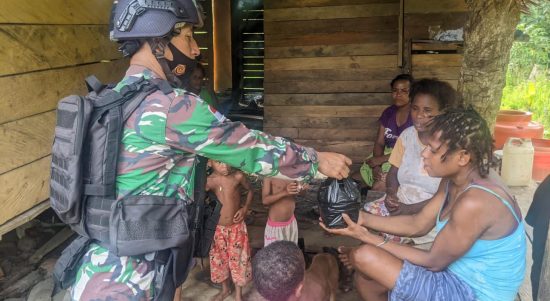Satgas Memberikan Sembako dan Cemilan Kepada Warga, Minggu (27/03/2022), (V24/AL)