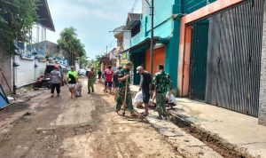 Koramil 03/Serengan Mengajak Warga Untuk Bersih-Bersih, Minggu (27/03/2022), (V24/AL)