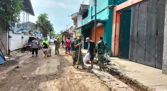Koramil 03/Serengan Mengajak Warga Untuk Bersih-Bersih, Minggu (27/03/2022), (V24/AL)