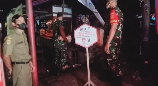 Babinsa Mengelar Razia Prokes, Sabtu (26/03/2022), (V24/Rudi)