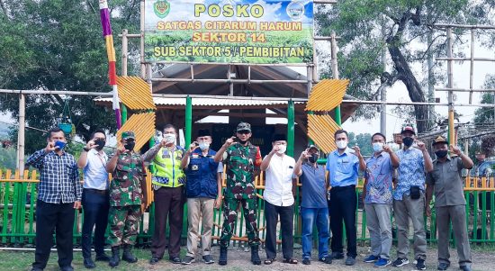 Peresmian Mushola Citarum Harum Diakhiri Dengan Foto Bersama, Minggu (27/03/2022), (V24/AL)