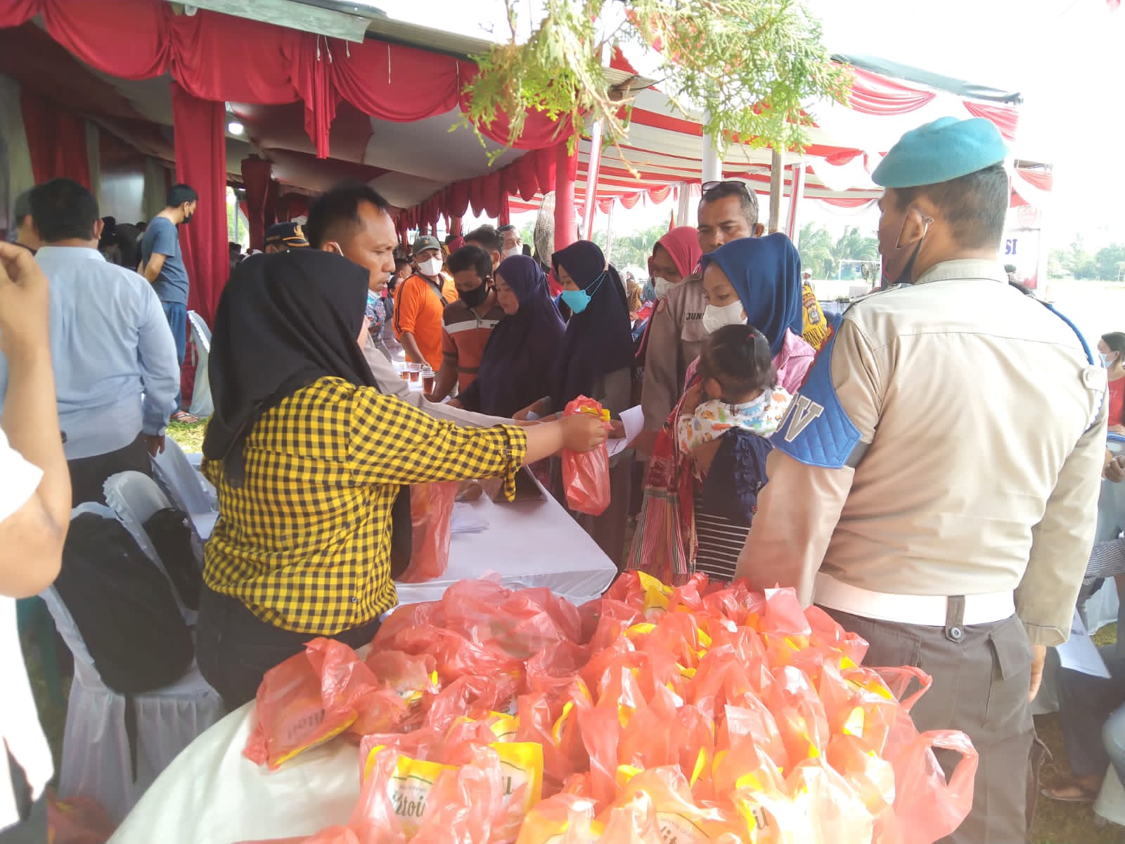 Polersta Menyiapkan Sembako Bagi Warga yang Sudah Vaksinasi, Minggu (127/03/2022), (V24/AL)