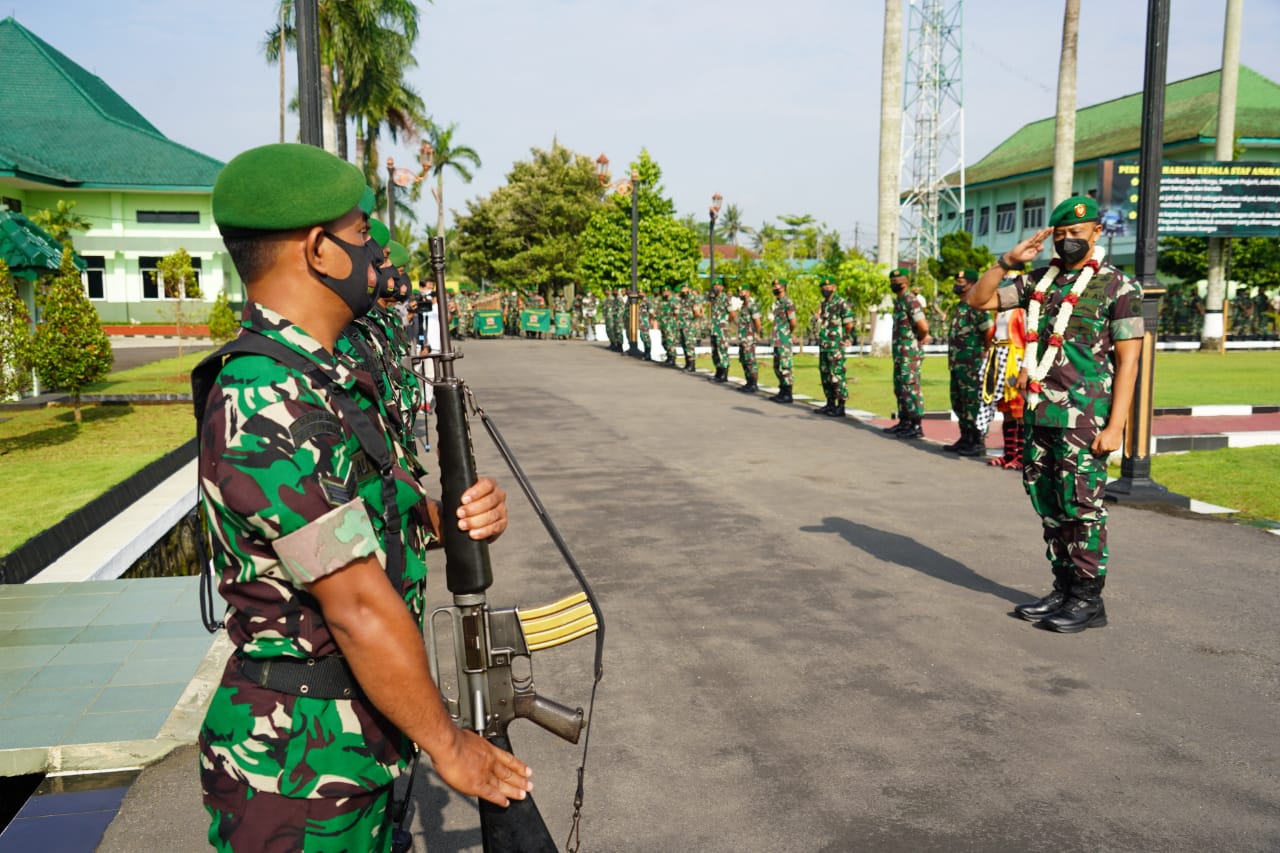 TNI Siapkan Senjata Api Untuk Berjaga-jaga, Minggu (27/03/2022), (V24/Romeo)
