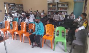 Warga dan BKM Bersama Polres Sedang Rapat Sambil Duduk, Senin (27/03/2022), (V24/AL)