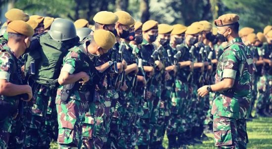 Berbaris dI Pagi Hari Sudah Menjadi Hal Rutin TNI, Selasa (27/03/2022), (V24/AL)