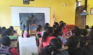 Satgas Memberi Materi Pelajaran Kepada Anak SD, Selasa (29/03/2022), (V24/AL)