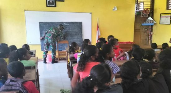 Satgas Memberi Materi Pelajaran Kepada Anak SD, Selasa (29/03/2022), (V24/AL)