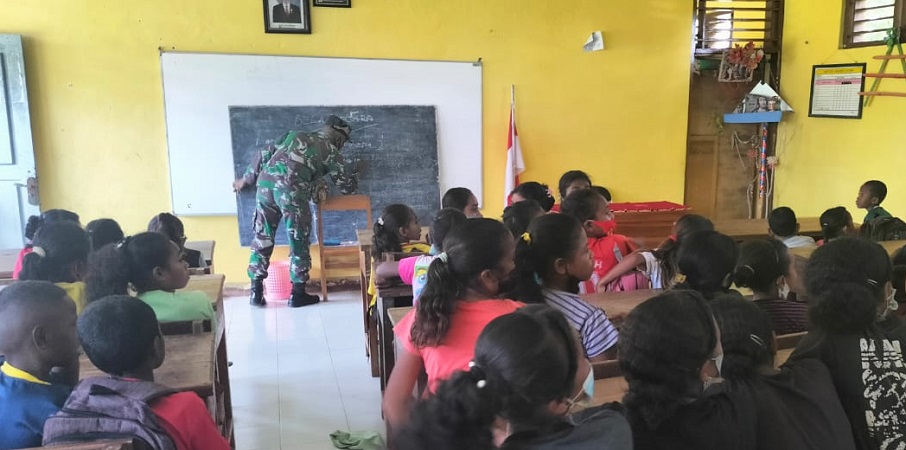 Satgas Memberi Materi Pelajaran Kepada Anak SD, Selasa (29/03/2022), (V24/AL)