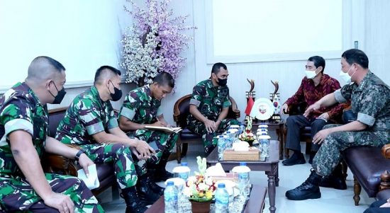 TNI dan Polri Berombongan Berkunjung ke Kantor Bupati, Selasa (29/03/2022), (V24/AL)