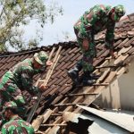 Satgas Membantu Memperbaiki Rumah Warga, Selasa (29/03/2022), (V24/Madli)
