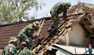 Satgas Membantu Memperbaiki Rumah Warga, Selasa (29/03/2022), (V24/Madli)