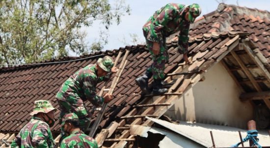 Satgas Membantu Memperbaiki Rumah Warga, Selasa (29/03/2022), (V24/Madli)