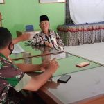 Babinsa Mengobrol di Kantor Kepada Desa, Selasa (29/03/2022), (V24/Amir)