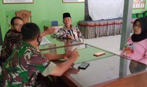 Babinsa Mengobrol di Kantor Kepada Desa, Selasa (29/03/2022), (V24/Amir)